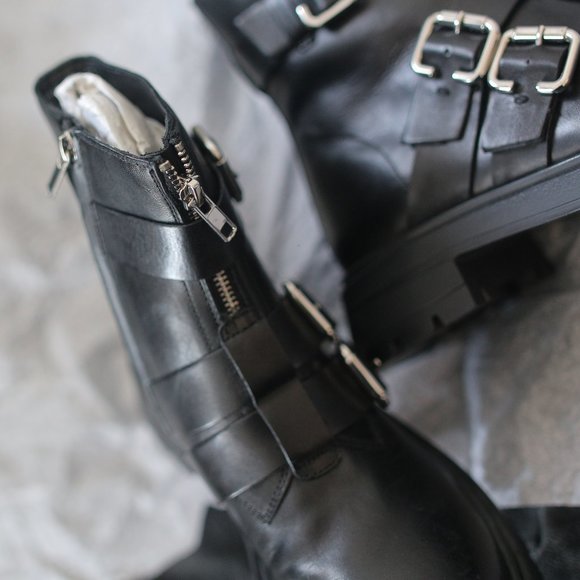 NWT BLACK LOW HEELED GENUINE LEATHER ANKLE BOOTS WITH BUCKLES. - Picture 5 of 9